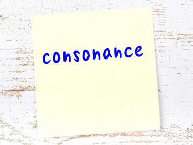 Tahta duvardaki sarı yapışkan notada el yazısıyla yazılmış ahit ahenk var.