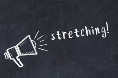 Üzerinde hoparlör çizimi ve yazı germe olan siyah karatahta.