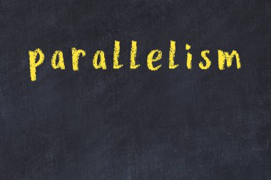 Siyah masanın üzerine tebeşir el yazısı paralelliği