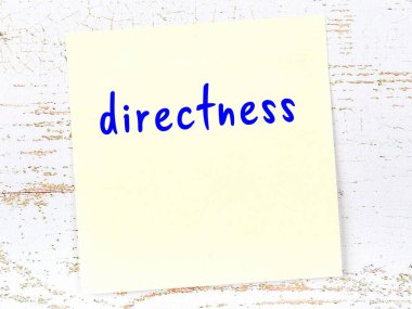 Doğrulukla ilgili hatırlatma kavramı. Tahta duvarda üzerinde yazı olan sarı yapışkan kağıt.