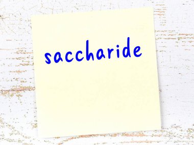 Tahta duvardaki sarı yapışkan notta el yazısıyla yazılmış sakarit.