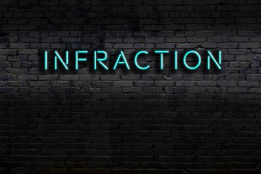 Duvara yazı yazma ihlali yazılı neon levhası. Gece görünümü