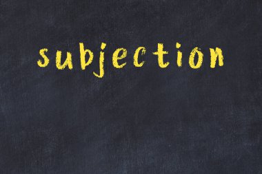 Üzerinde el yazısı olan bir kolej tahtası.