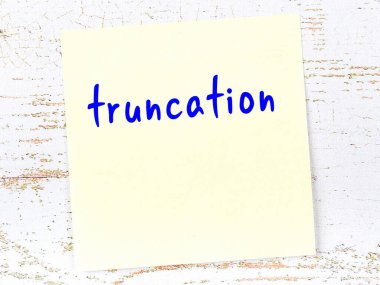 Sandıkla ilgili hatırlatma kavramı. Tahta duvarda üzerinde yazı olan sarı yapışkan kağıt.