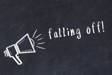 Üzerinde hoparlör çizimi ve yazı olan siyah karatahta.