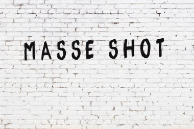 Beyaz tuğla duvarda siyah boyayla yazılmış bir yazı..