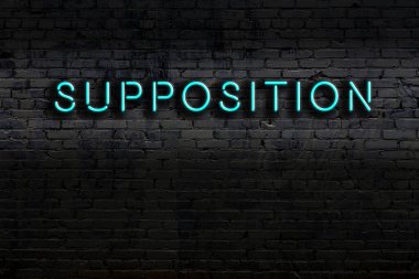 Geceleri duvarda neon levhası var. Yazı varsayımı