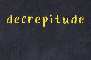 Üzerinde el yazısıyla yazılmış bir yazı tahtası var.