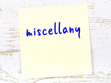 Tahta duvardaki sarı yapışkan notta yanlış yazılmış el yazısı var.