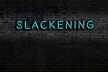 Geceleri duvarda neon levhası var. Yazı boşaltımı