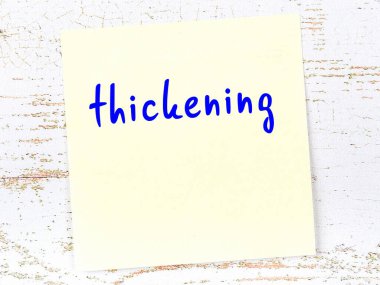 Kalınlaşmayla ilgili hatırlatma kavramı. Tahta duvarda üzerinde yazı olan sarı yapışkan kağıt.