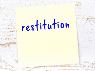 Tazminatla ilgili hatırlatma kavramı. Tahta duvarda üzerinde yazı olan sarı yapışkan kağıt.