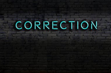 Geceleri duvarda neon levhası var. Yazı düzeltmesi