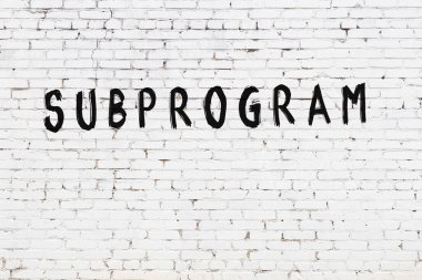 Beyaz tuğla duvara siyah boya ile yazılmış alt yazı programı.