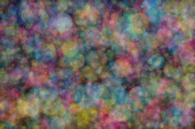 mavi, pembe ve sarı soyut çözünmüş arka plan daire şeklindeki bokeh noktalarıyla