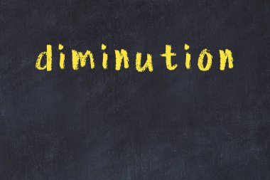 Siyah masadaki tebeşir el yazısıyla yazılmış yazı azaltımı