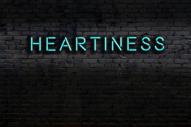 Geceleri duvarda neon levhası var. Yazıt kalplilik