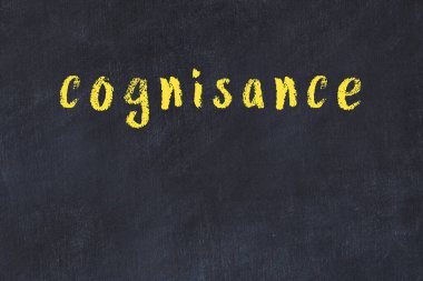 Siyah masadaki tebeşir el yazısıyla yazılmış yazması.