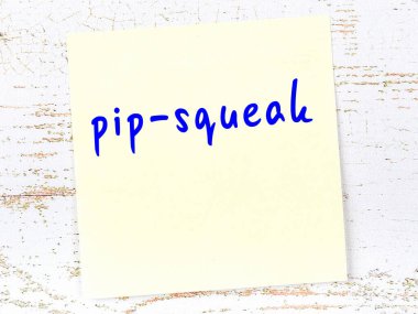 Tahta duvarda, el yazısıyla yazılmış sarı yapışkan bir not var.