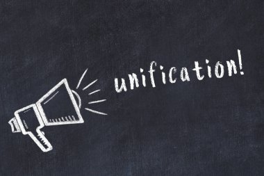 Hoparlörün tebeşir çizimi ve siyah masanın üzerine el yazması yazması birleştirme