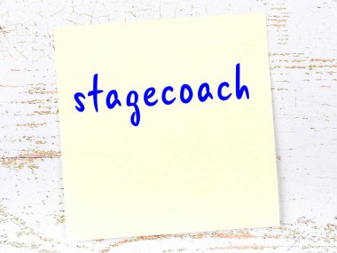 Posta arabasını hatırlatma kavramı. Tahta duvarda üzerinde yazı olan sarı yapışkan kağıt.