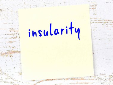 İnzivaya çekilmeyi hatırlatma kavramı. Tahta duvarda üzerinde yazı olan sarı yapışkan kağıt.