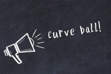 Hoparlörün tebeşir çizimi ve siyah masanın üzerine el yazısıyla yazılmış falsolu top.