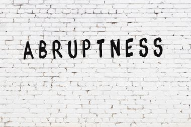 Beyaz tuğla duvara siyah boya ile yazılmış bir yazıt eksikliği..