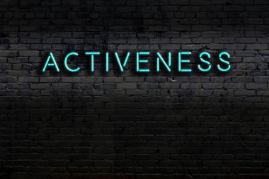 Duvara yazı yazma etkinliği olan neon levhası. Gece görünümü