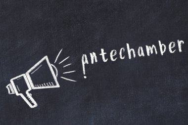 Hoparlörün tebeşir çizimi ve siyah masanın üzerine el yazısıyla yazılmış yazı anteni.