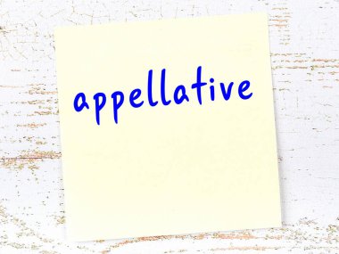 Temyizi hatırlatma kavramı. Tahta duvarda üzerinde yazı olan sarı yapışkan kağıt.