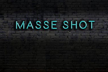 Geceleri duvarda neon levhası var. Yazıt kütle görüntüsü