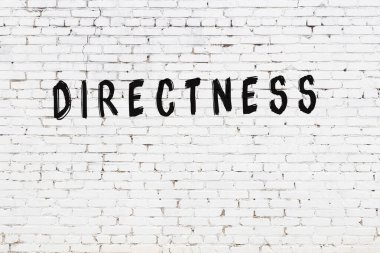 Beyaz tuğlalı duvara siyah boya ile yazılmış yazı doğruluğu.