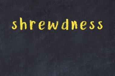 Tebeşir el yazısıyla yazılmış yazı, siyah masanın üzerinde kurnazlık.