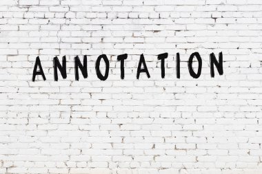 Beyaz tuğla duvara siyah boya ile yazılmış bir yazı notu.