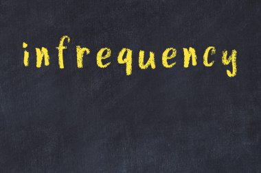 Siyah masadaki tebeşir elle yazılmış yazıtların frekansları