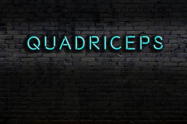 Geceleri duvarda neon levhası var. Yazı dörtgenleri