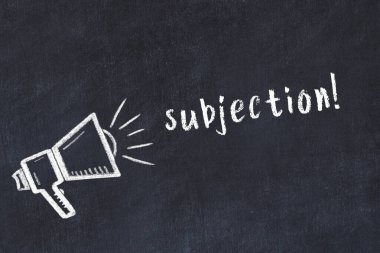 Hoparlörün tebeşir çizimi ve siyah masanın üzerine el yazısıyla yazılmış bir yazı.