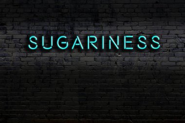 Geceleri duvarda neon levhası var. Yazı şekerliği