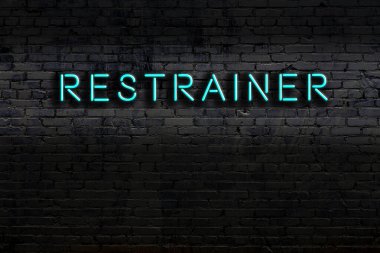 Geceleri duvarda neon levhası var. Yazı dizginleyici