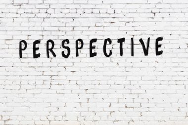 Siyah boyayla el yazısıyla yazılmış yazı perspektifli beyaz tuğla duvar.