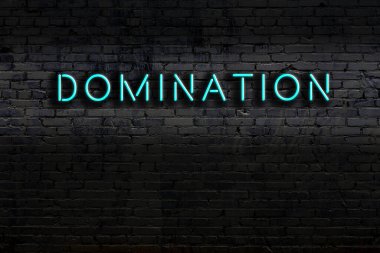 Duvara yazı kazınmış neon levhası. Gece görünümü