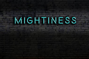 Duvara yazı yazma kudreti olan neon levhası. Gece görünümü