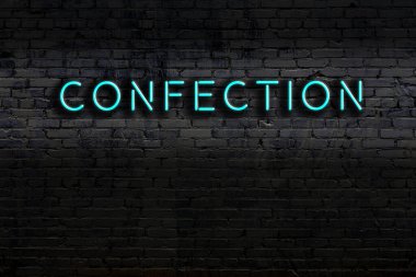 Geceleri duvarda neon levhası var. Yazıt şekerlemesi