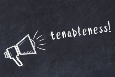 Hoparlör çizimi ve yazı hassasiyeti olan siyah karatahta