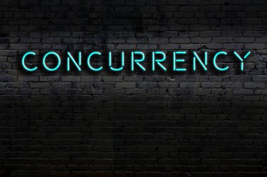 Geceleri duvarda neon levhası var. Yazı tutarlılığı