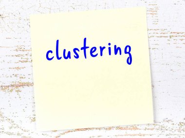 Tahta duvardaki sarı yapışkan notta el yazısı kümelenmiş.