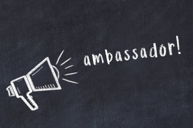 Hoparlörlerin tebeşir çizimi ve siyah masanın üzerine el yazması bir yazması var.