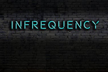 Geceleri duvarda neon levhası var. Yazı frekanssızlığı