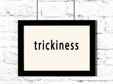 Siyah ahşap çerçeve beyaz tuğla duvarda asılıydı. 